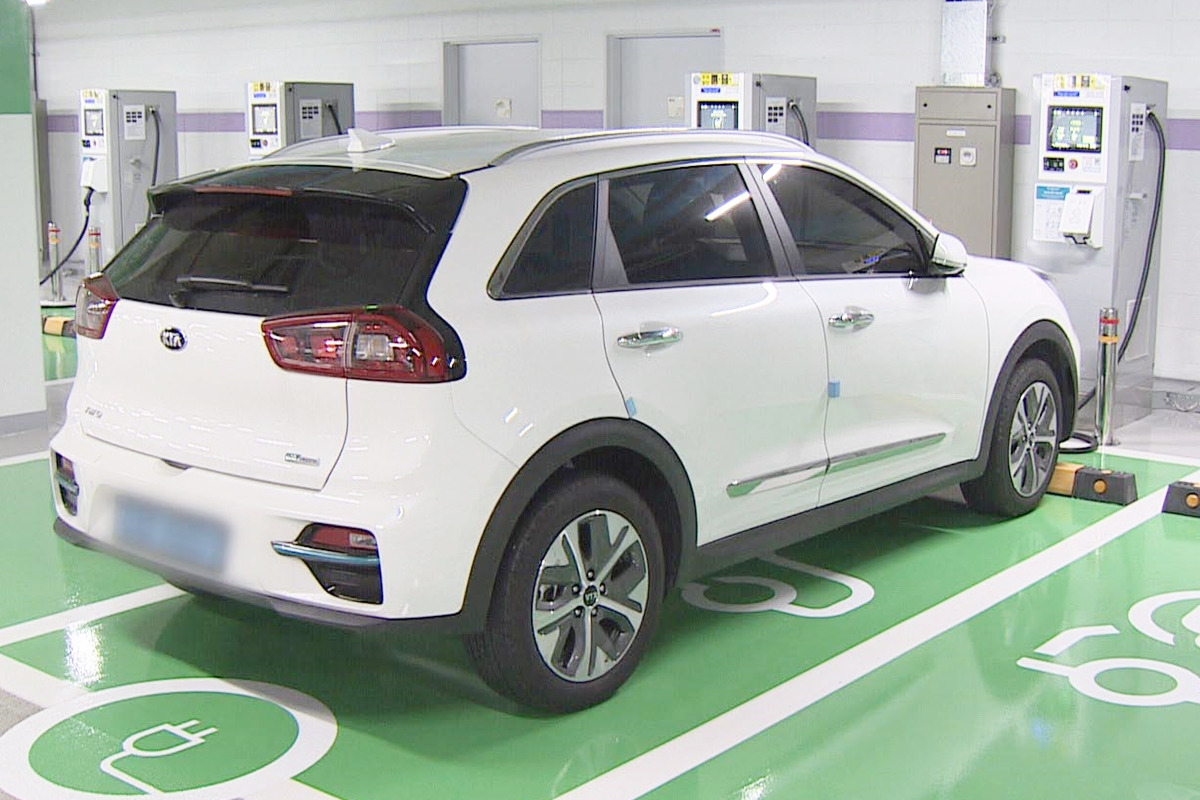 2_전기차 충전소에 전면 주차한 기아 니로 EV_연합뉴스.jpg