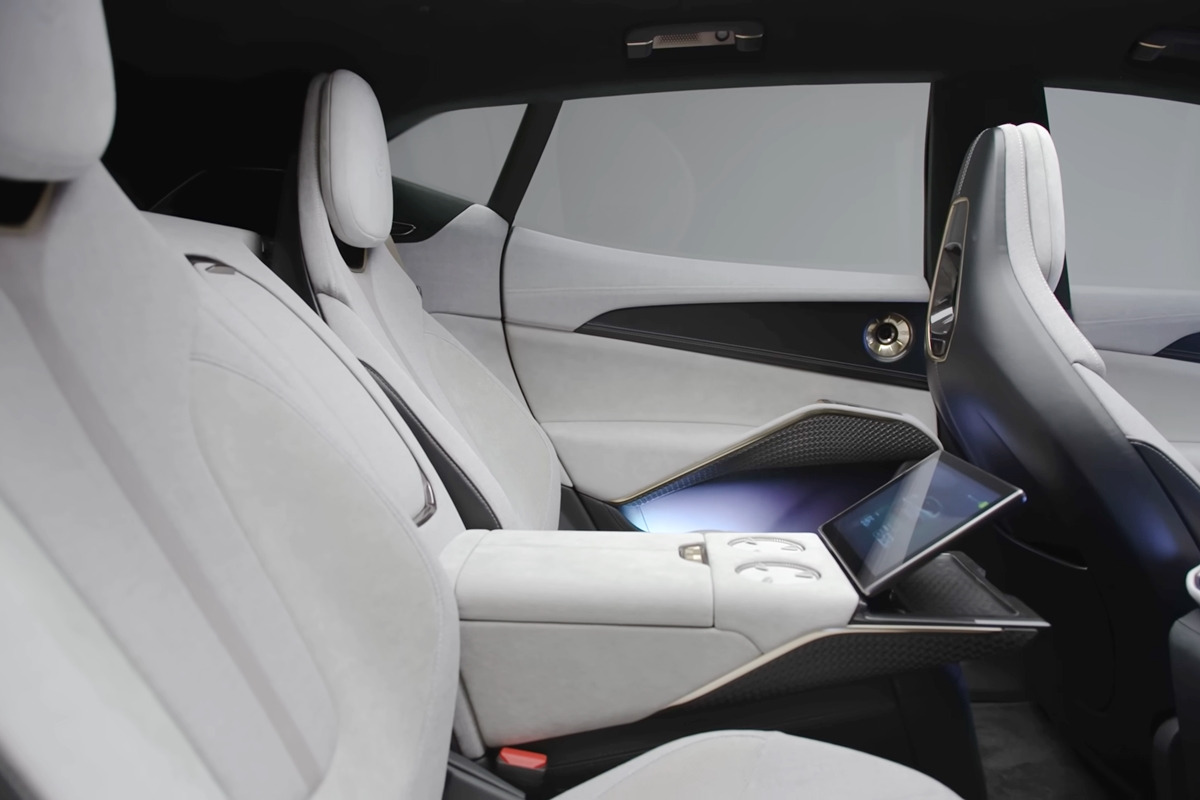 5_로터스 일레트라 2열_유튜브 채널 'AutoTrader'.jpg