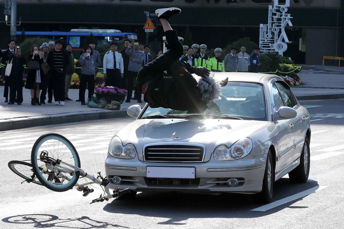 중앙일보 자전거 스턴트맨.jpg