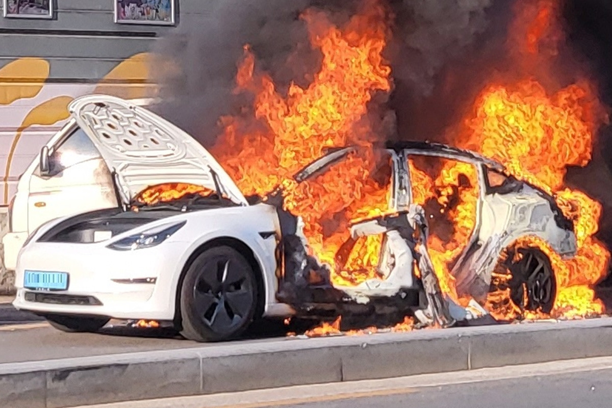 5_테슬라 화재_클리앙.jpg