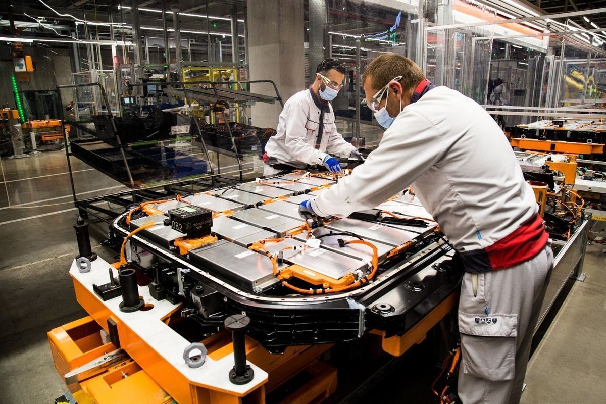 4_생산 중인 배터리팩_Bloomberg.jpg