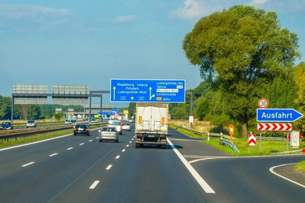 4.독일 아우토반 진출로.jpg