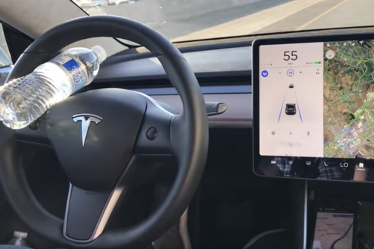 2_테슬라 오토파일럿 물병 꼼수_The Drive.jpg