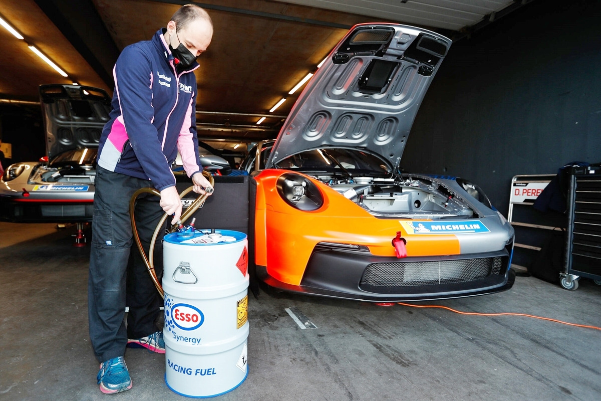 6_포르쉐 E-퓨얼 레이싱카.jpg