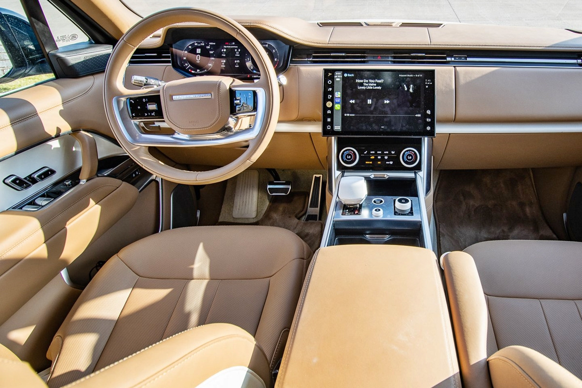 2_랜드로버 레인지로버 인테리어_'Rev Match Media'.jpg