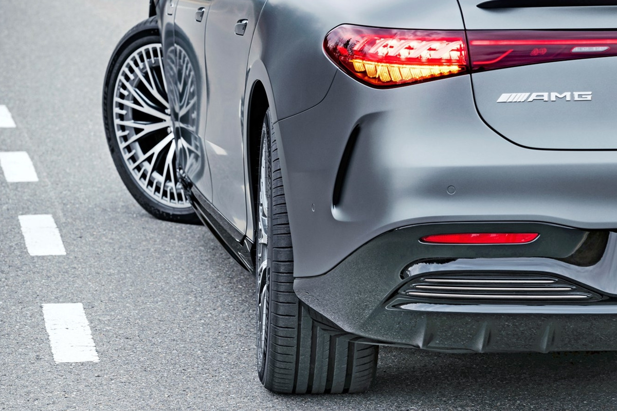 2_메르세데스 EQS 후륜조향_Car Magazine.jpg