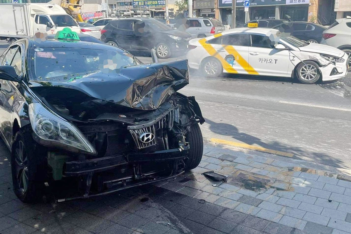 6_사고 난 택시들_페이스북 '실시간대구'.jpg