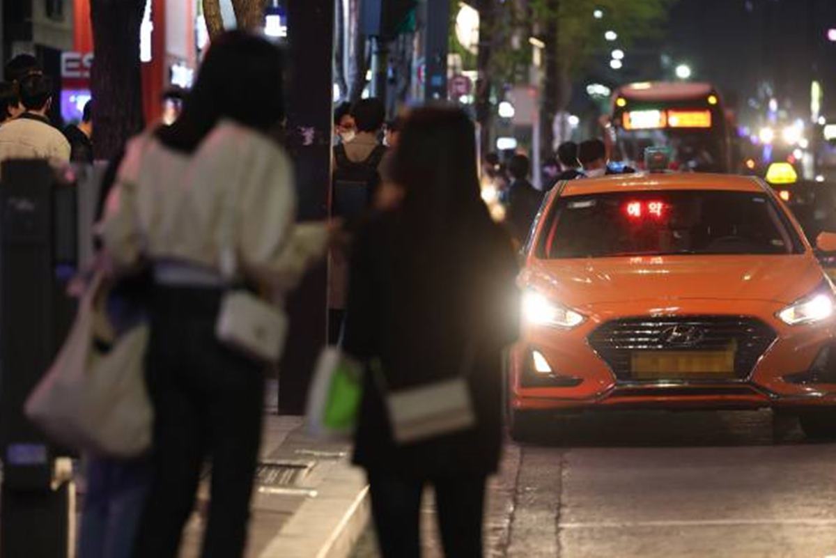 심야택시를 잡는 연합뉴스.jpg