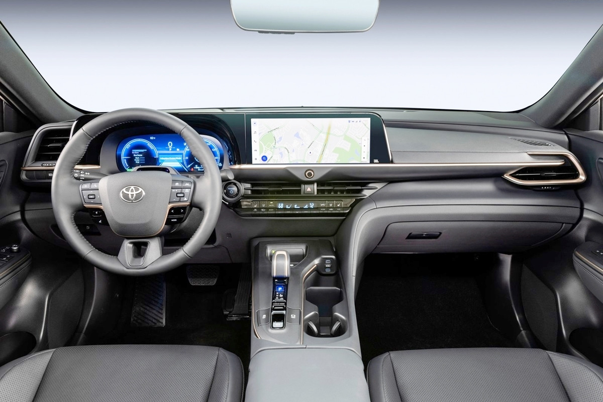 5_토요타 크라운 인테리어.jpg