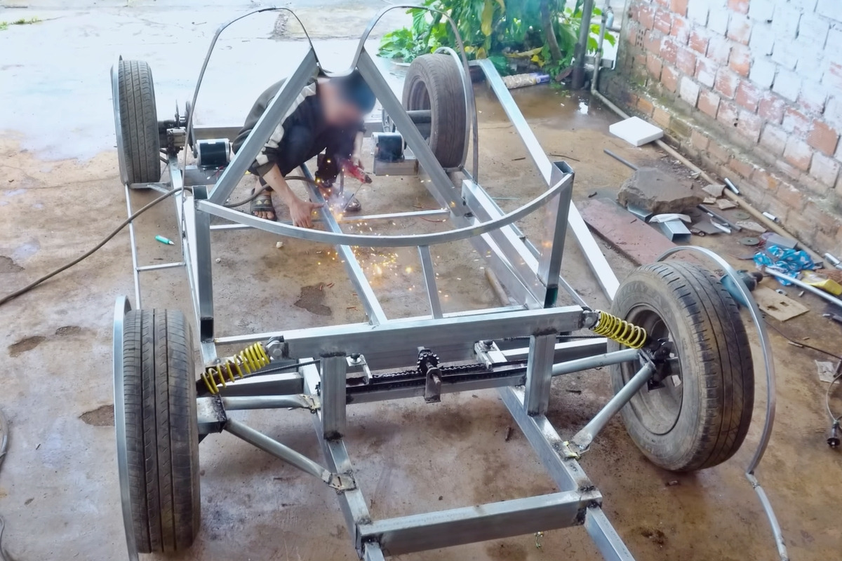 2_알루미늄 섀시 제작_유튜브 채널 'King OF Crafts'.jpg