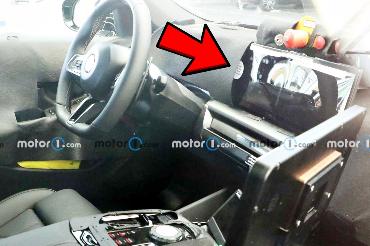 BMW m5 내부 듀얼 모니터 Motor1.com.jpg