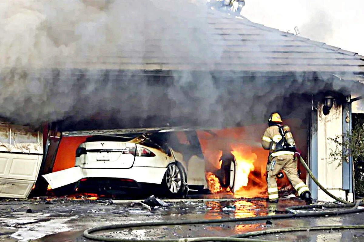 차고에서 발생한 전기차 화재 NBC News.jpg