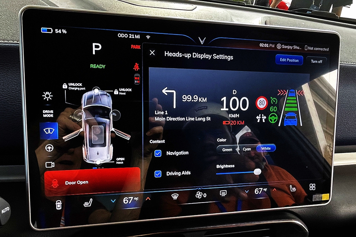 2_빈패스트 VF8 센터 디스플레이_'Auto Guide'.jpg