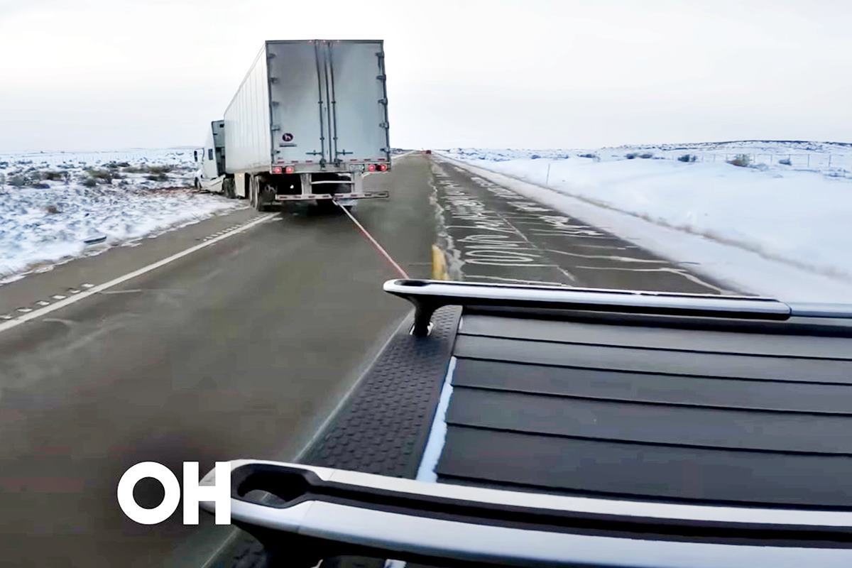 덤프트럭을 견인하는 리비안 R1T Youtube Mylo Fowler.jpg