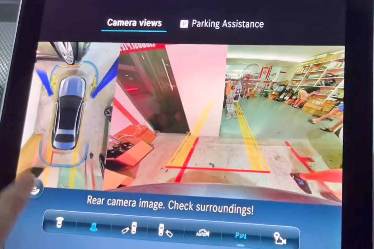 5_메르세데스-벤츠 C-클래스 서라운드 뷰_유튜브 채널 'EleBest Pte Ltd'.jpg