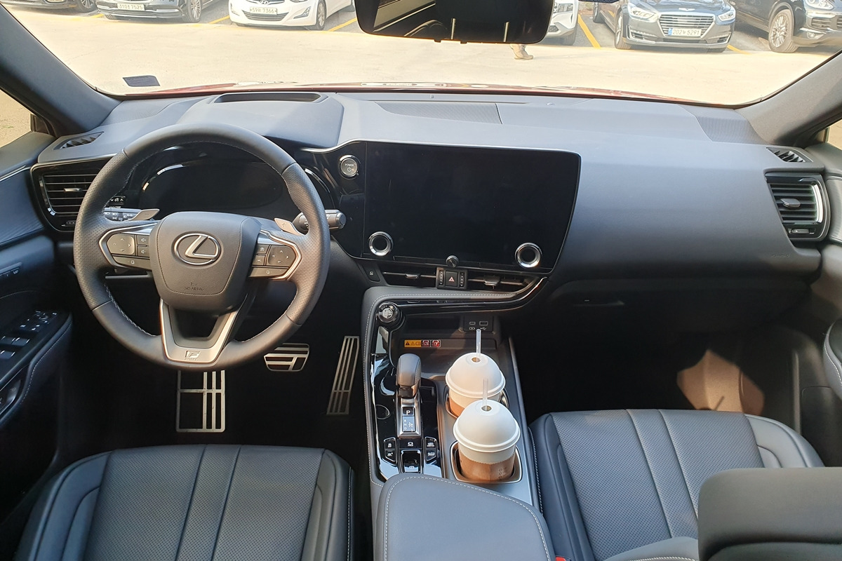 2_렉서스 NX 450h F 스포츠 인테리어.jpg