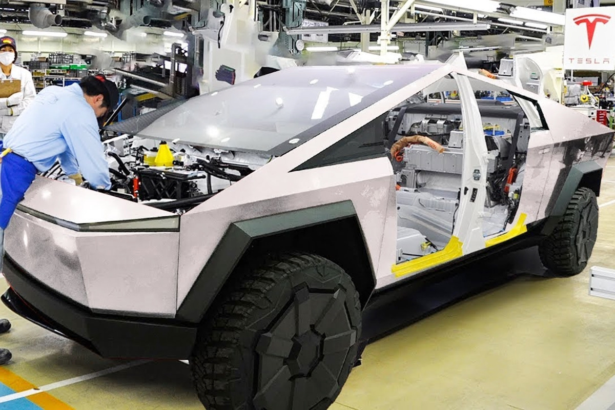 6_시험 생산되는 테슬라 사이버트럭 프로토타입_유튜브 채널 'Tech Space'.jpg