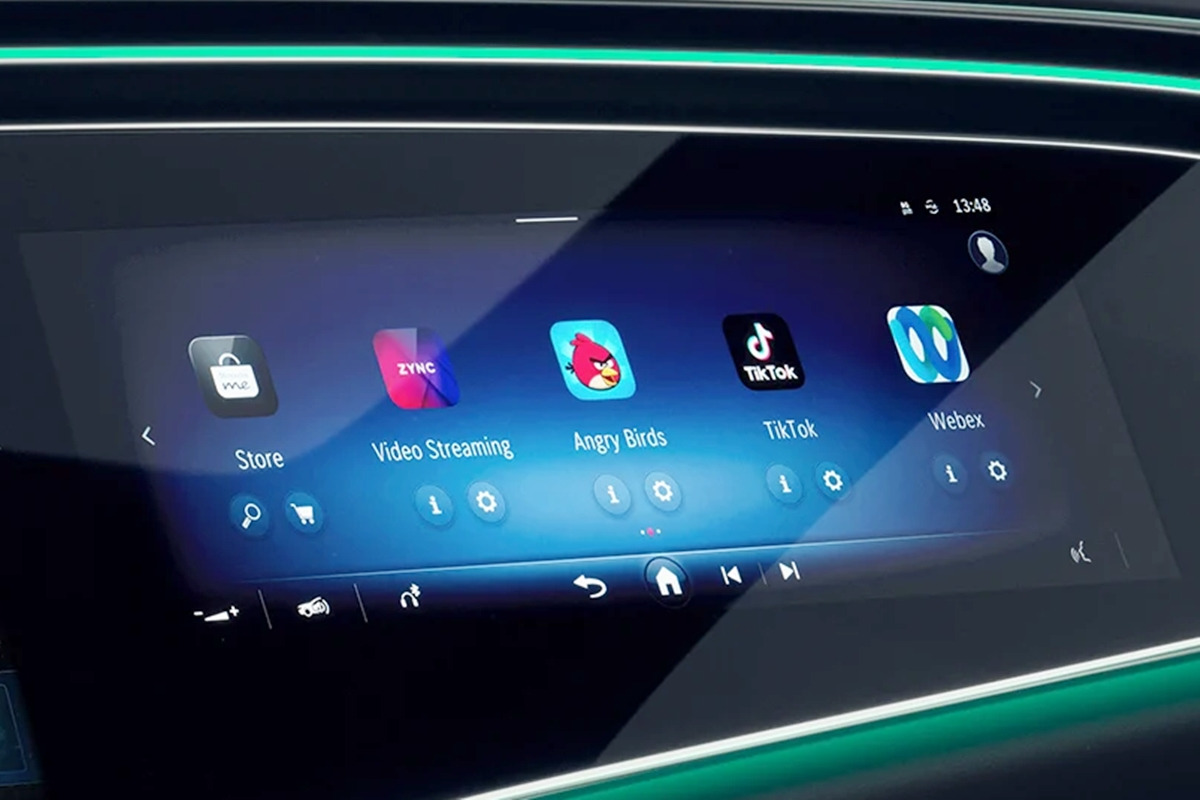 1_틱톡이 설치된 신형 E 클래스의 동승석 디스플레이_메르세데스-벤츠.jpg