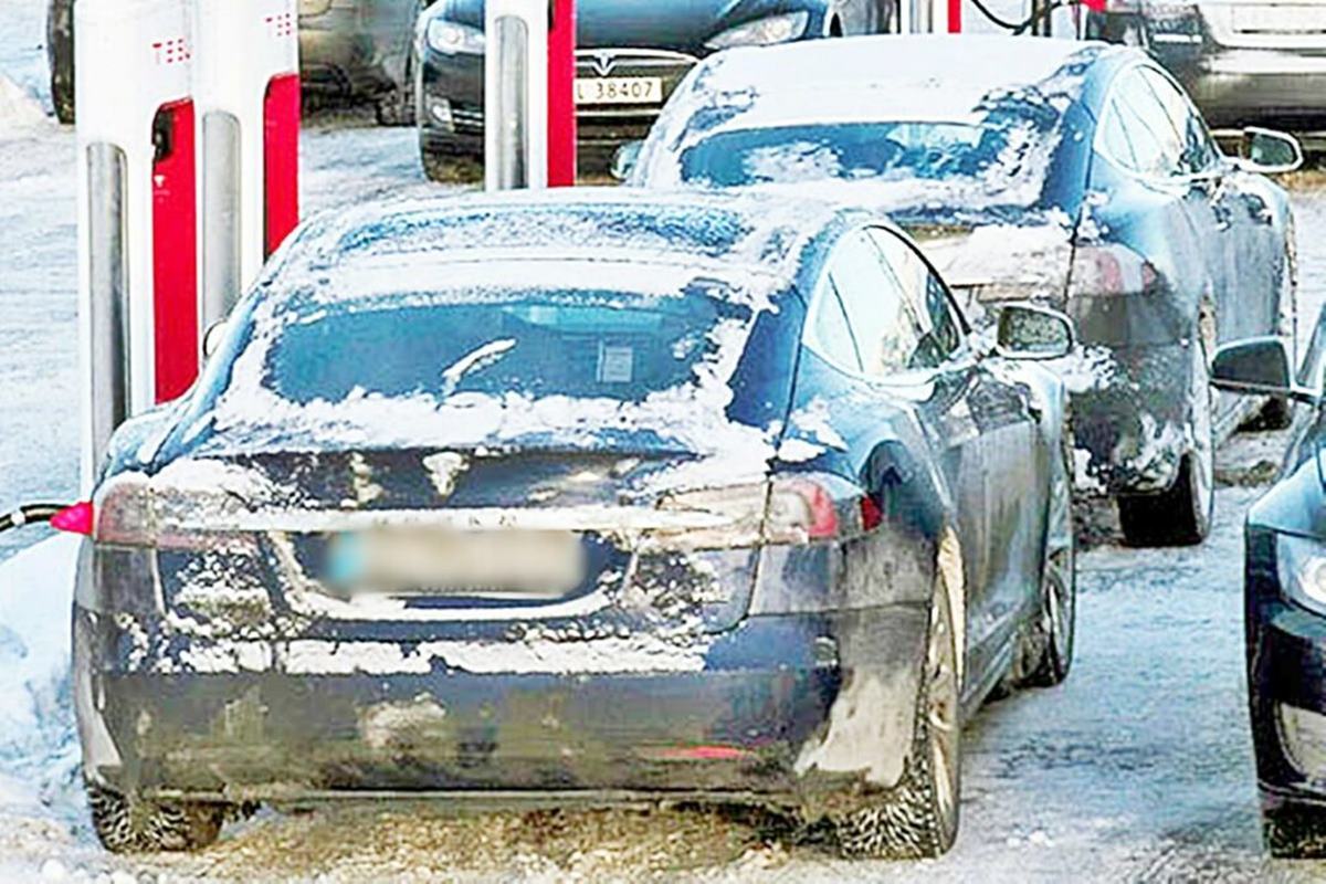 겨울에 주행 중인 전기차들.jpg