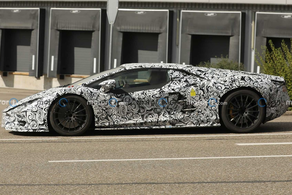 2023-lamborghini-v12-supercar-spy-photo (3)_2-vert.jpg