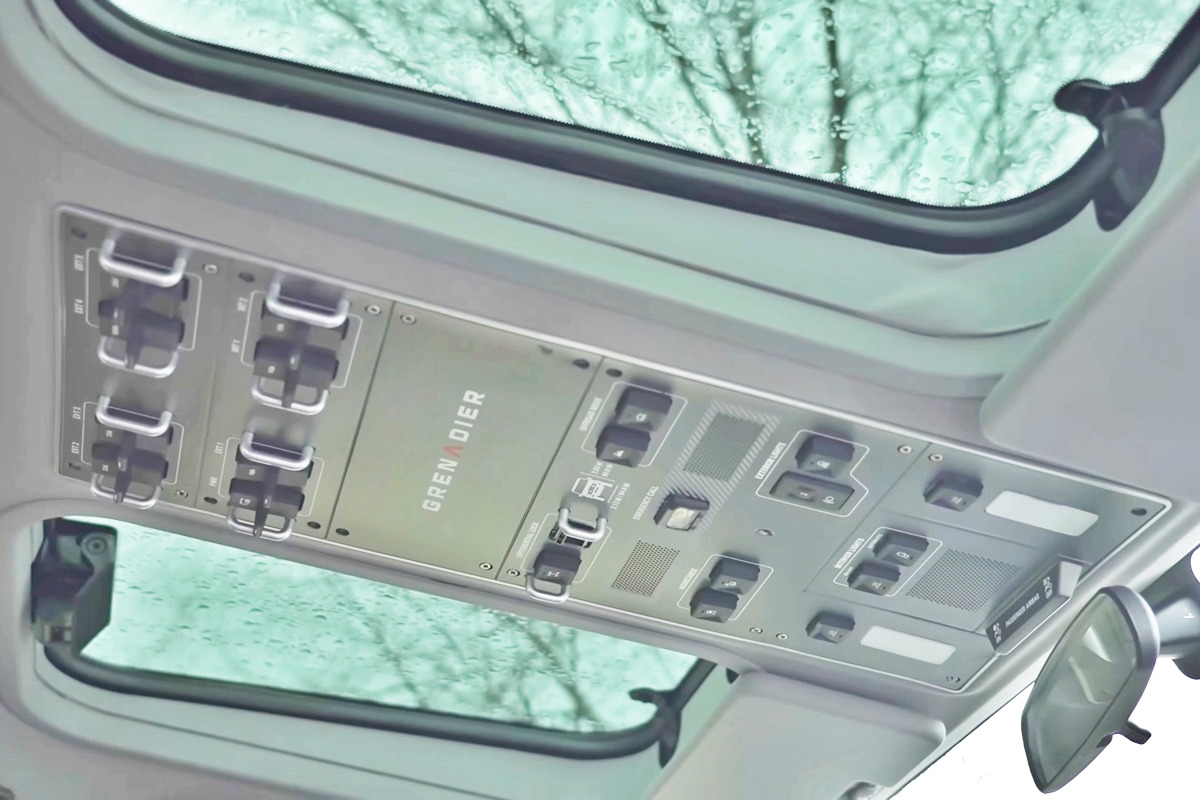 5_이네오스 그레나디어 오버헤드 콘솔_유튜브 채널 'carwow'.jpg