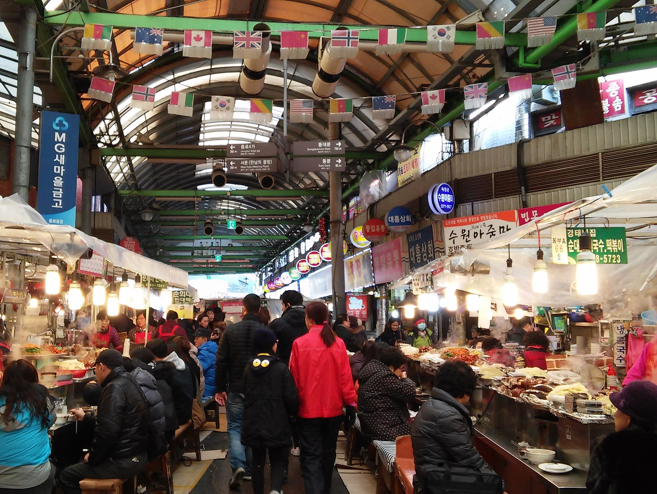 2회 10 광장시장 골목.jpg