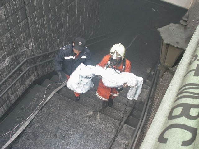 2003년_2월_대구광역시_대구_지하철_화재_참사에서_소방관이_시신을_수습하는_모습_Daegumetrofire25.jpg