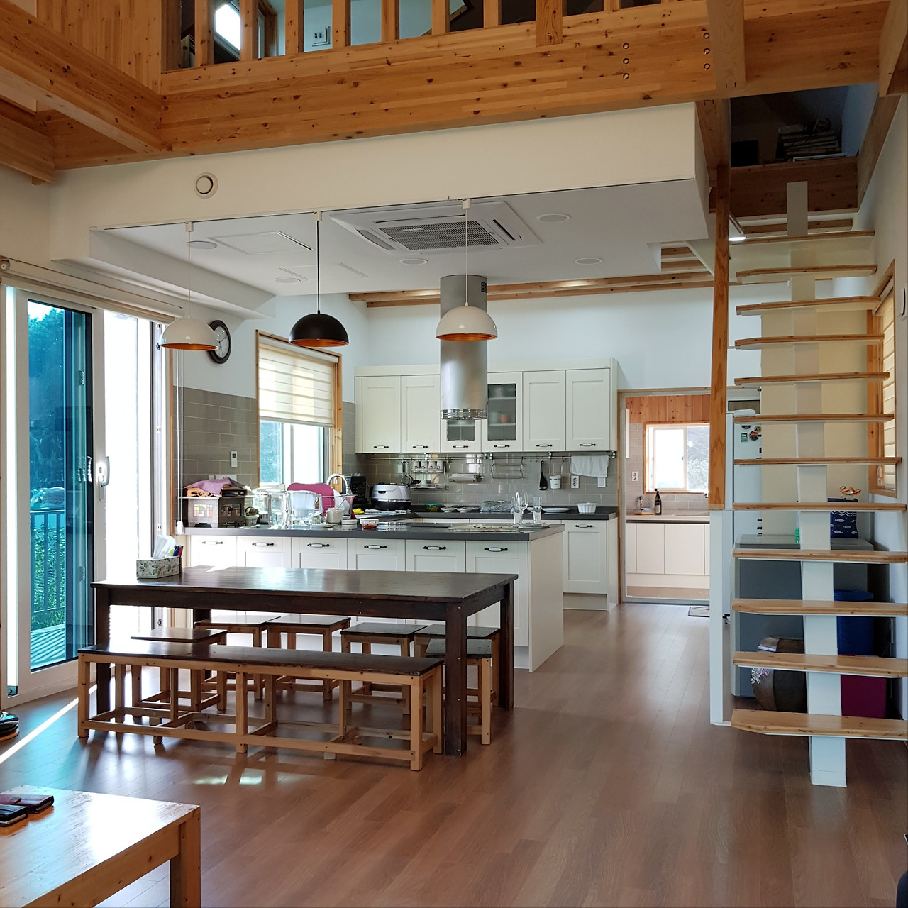 심한재거실 주방다락계단.jpg