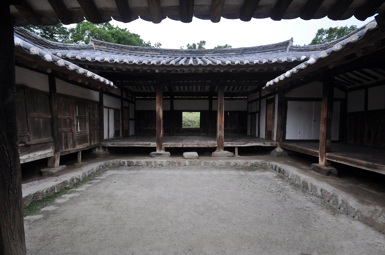 경주 양동마을 관가정 대문칸에서 본 안채.jpg