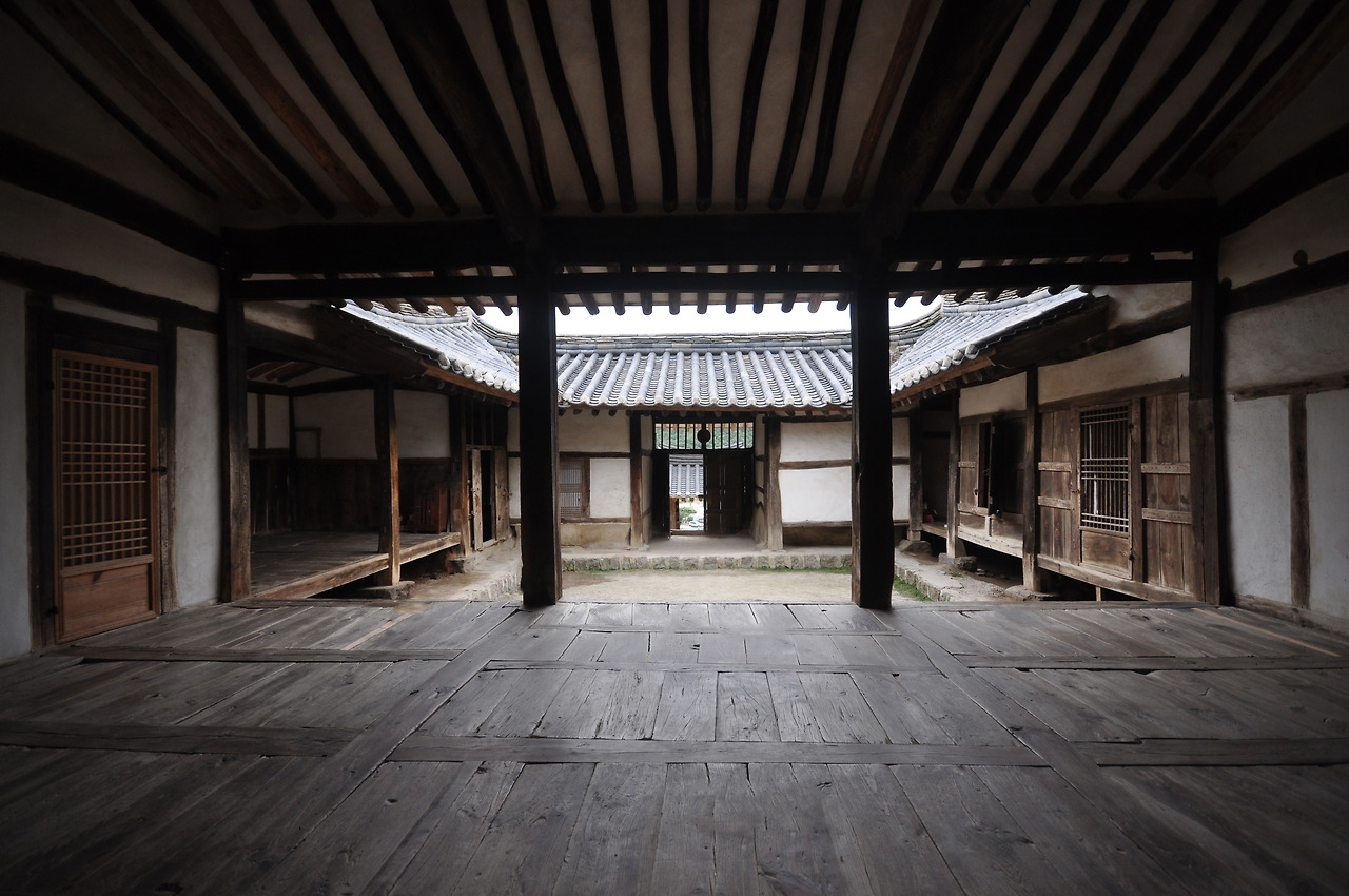 경주 양동마을 관가정 뒤란 분합문을 통해 본 안채.jpg