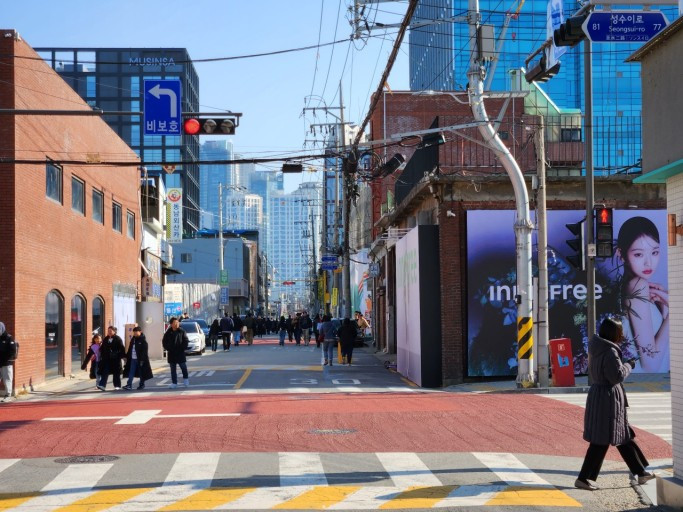 성수동에 보드게임 카페를 합니다.