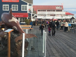 식당가가 있는 선창.jpg