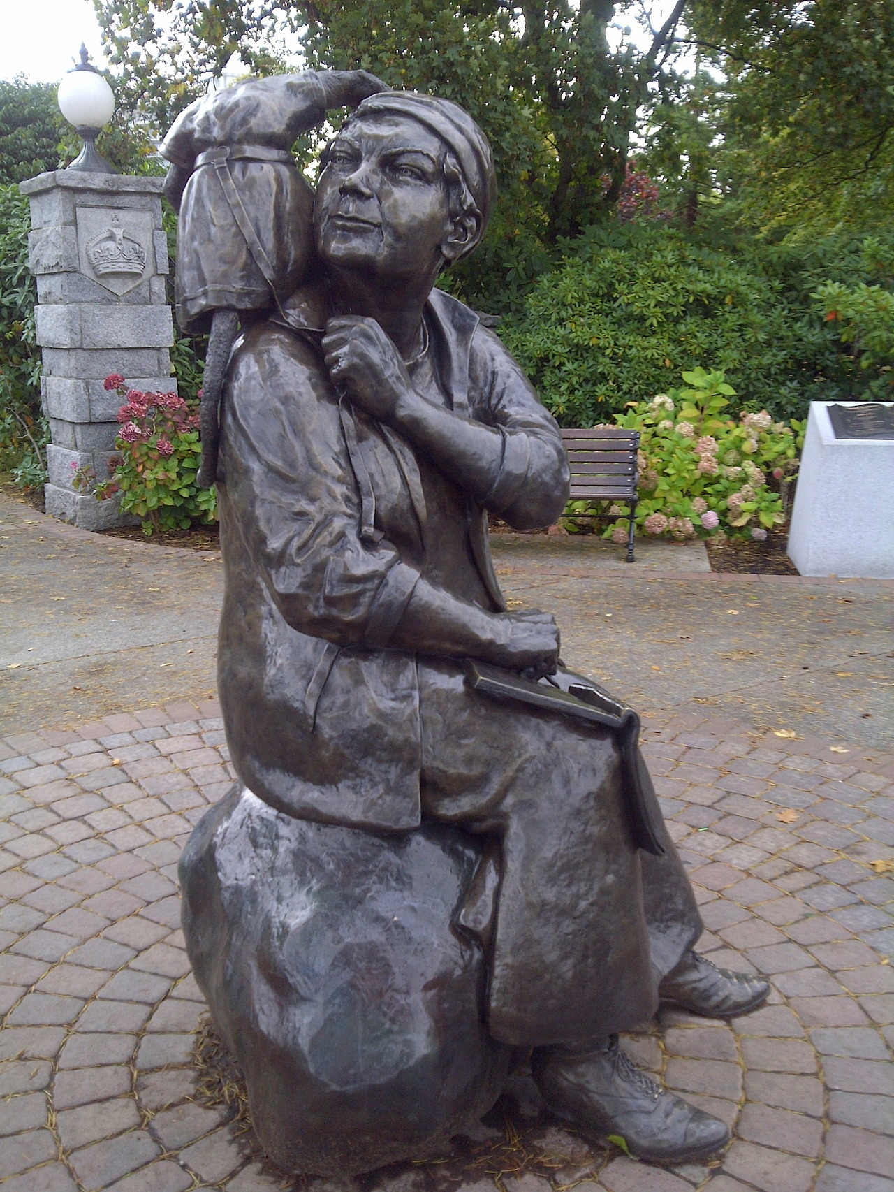 6. Victoria_Statue_of_Emily_Carr_and_animal_friends1.jpg