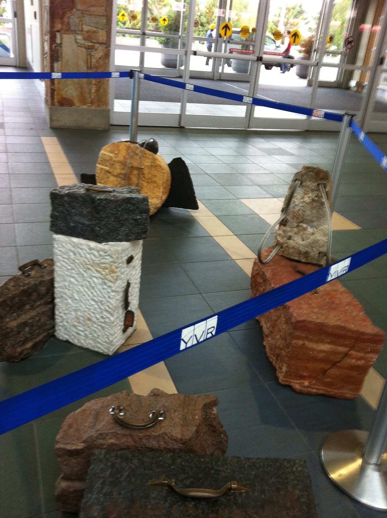 미국에서 도착하는 출국장 앞 돌로 만든 짐가방.jpg