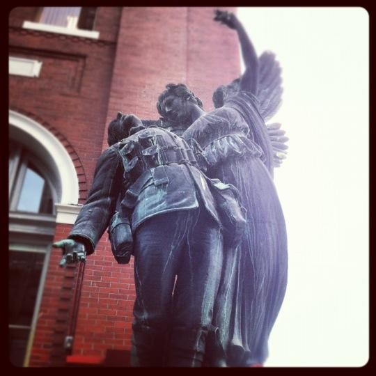 승리의 천사 동상.jpg