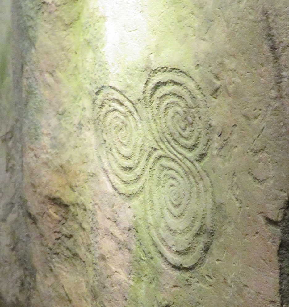Triskele_pattern_on_orthostat_C10_at_Newgrange.jpg
