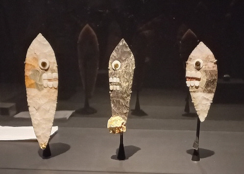 얼굴 모양 의례용 칼.jpg