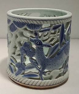 백자 투각 청화 장생 무늬 필통.jpg