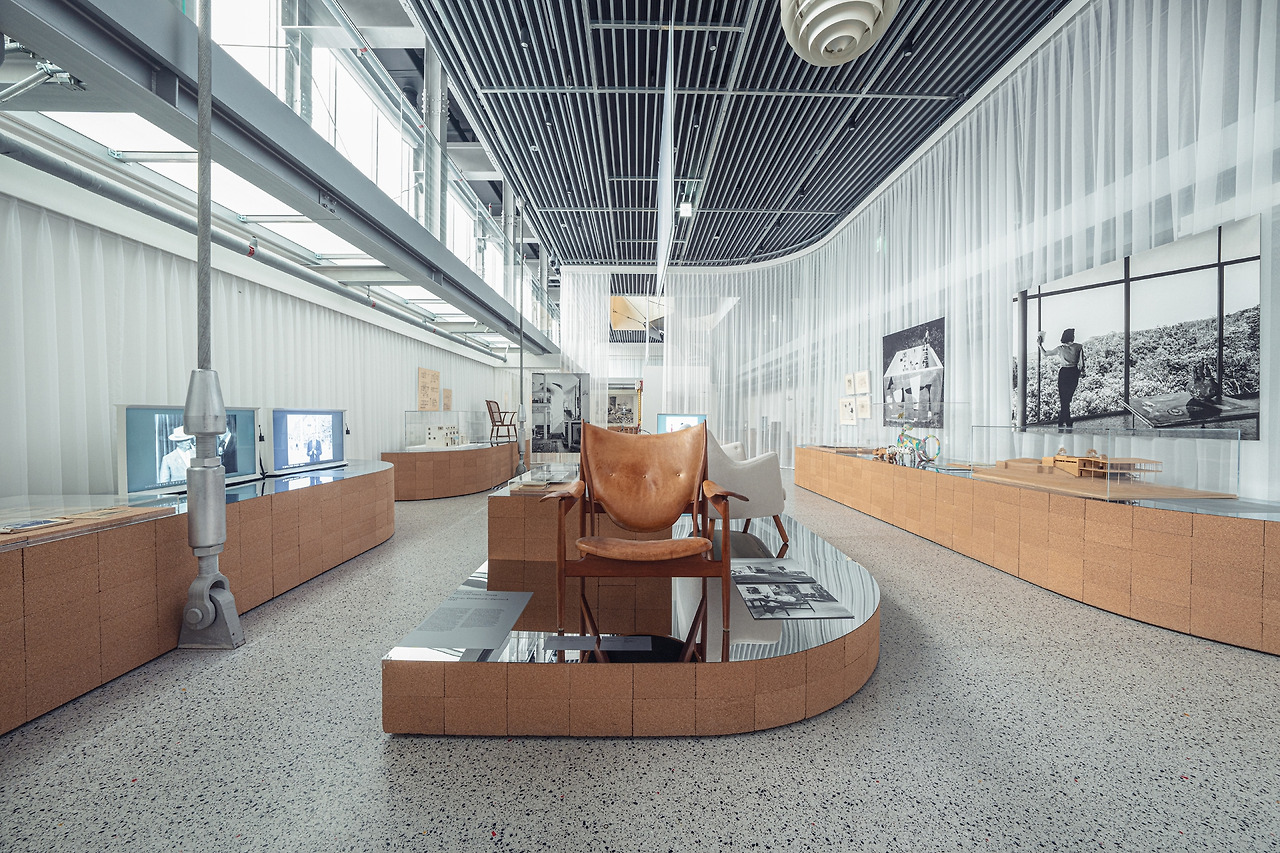 사진3) ‘현대 모터스튜디오 부산’ 홈 스토리즈展_홈 스토리즈, 20개의 혁신적인 인테리어로 보는 100년의 역사 전시 전경.jpg