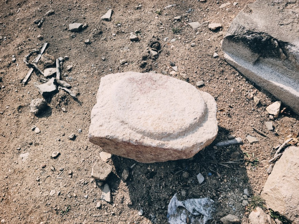 초석(礎石)