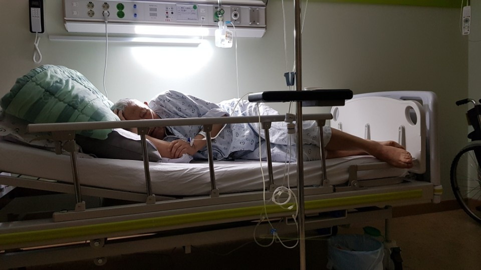 힘들어하는 아버지.jpg