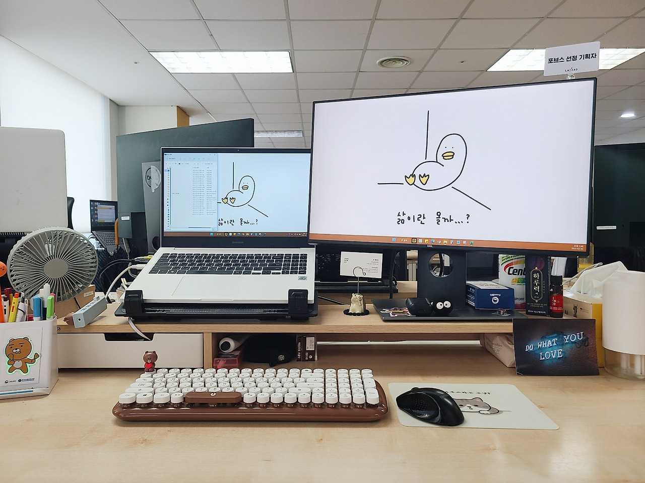 안혜인_책상 전체샷.jpg