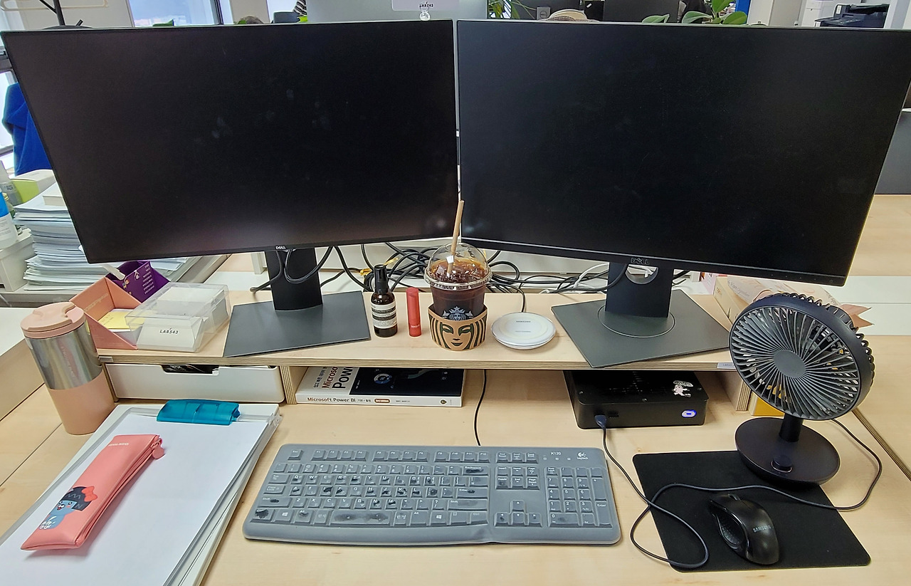 김유민_책상 전체샷.jpg