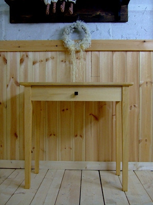 상처로 가득한 테이블.jpg