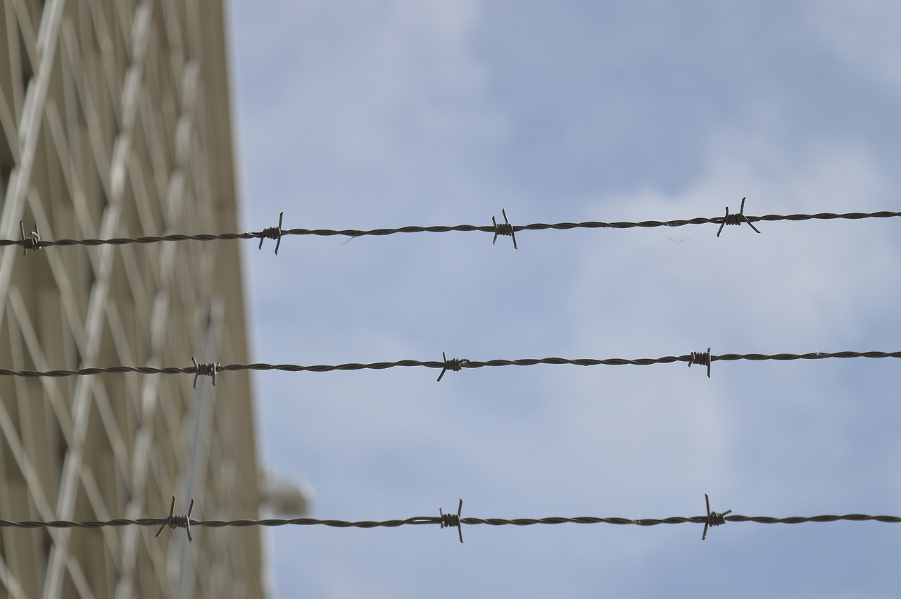 barbed-wire-g1a12e48e3_1920.jpg