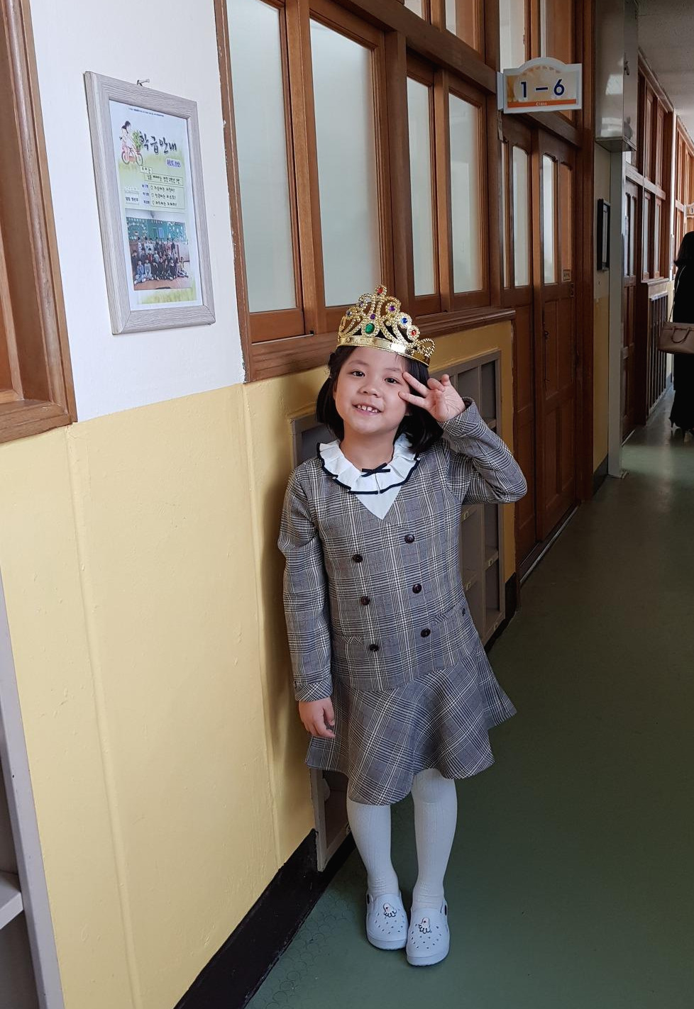 입학실날 1학년 6반 교실 앞에서.jpg