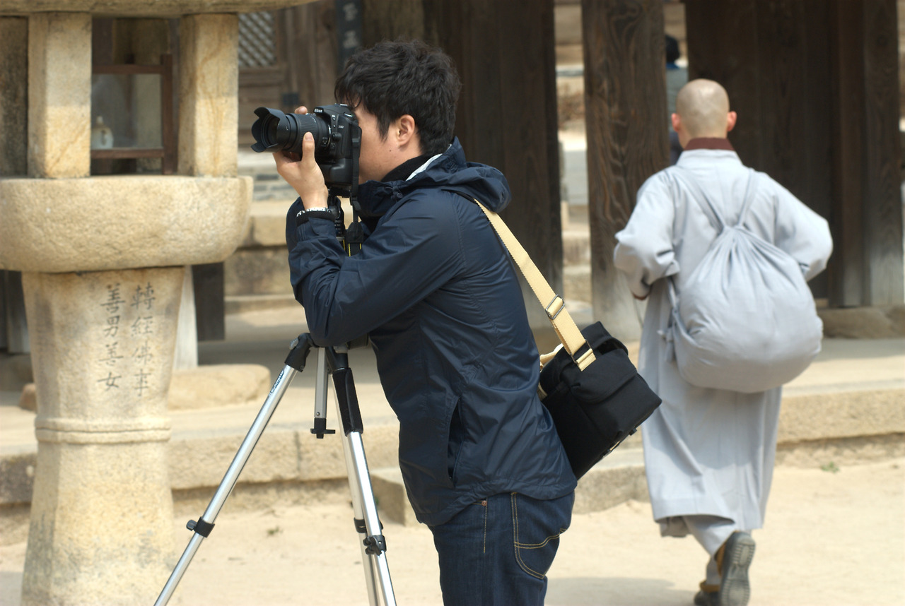 통도사 사진가와 스님.jpg