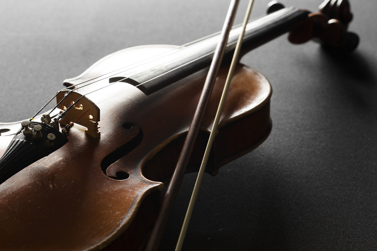 old-violin-on-a-black-background-2023-11-27-05-28-08-utc.jpg