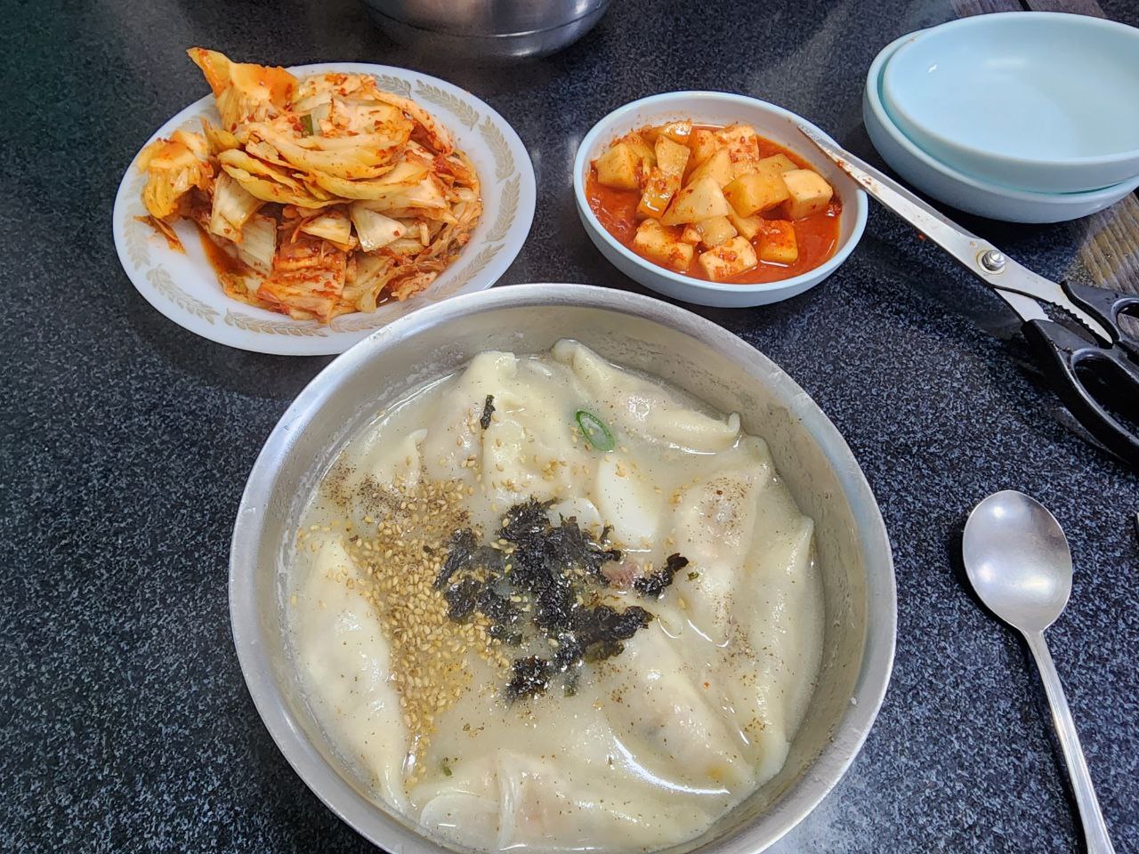 강릉 강릉여행 제일함흥냉면 떡만두국 강릉맛집 함흥냉면 가자미식해 김치만두 만두국.jpg