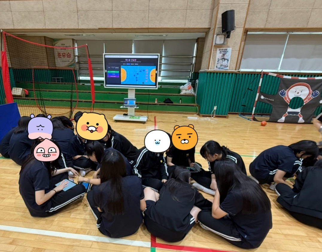 11. [핸드볼 디지털 전술판 활용 전술 회의 장면  팀별 전술 설계 후 공유]1.jpg